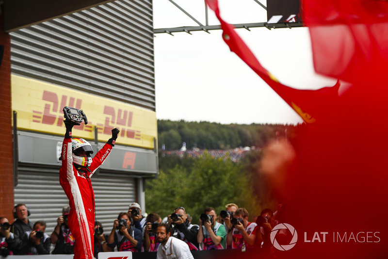 Sebastian Vettel, Ferrari, merayakan kemenangan di parc ferme
