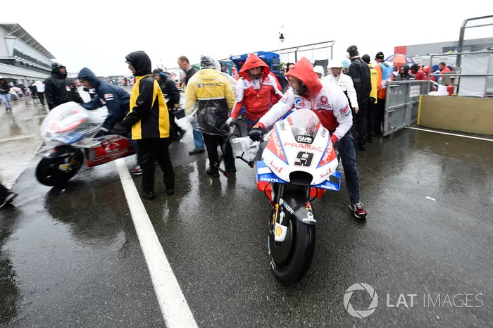 Motos empujadas fuera de la parrilla