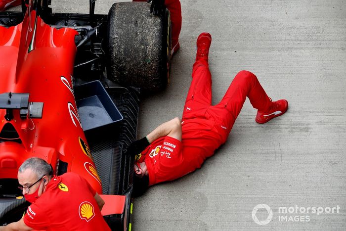 Mecánicos con el coche de Sebastian Vettel, Ferrari SF1000, tras la ruptura