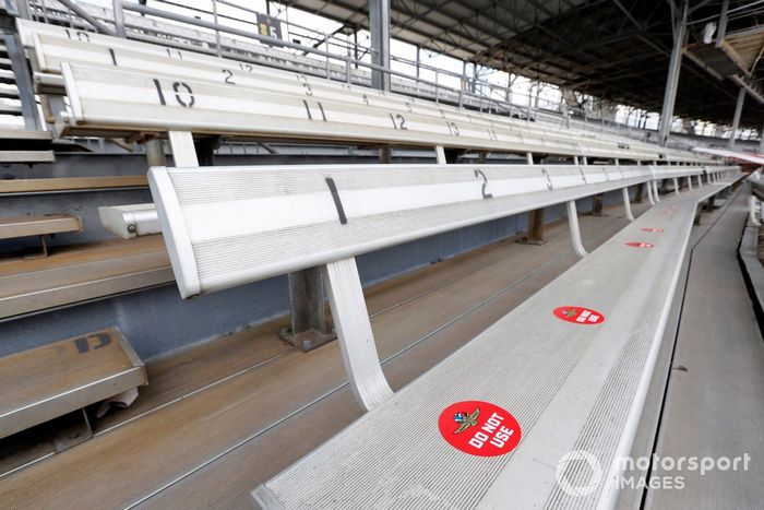 Stickers de distanciamiento social en el lugar en caso de que se permitiera a los fans asistir.