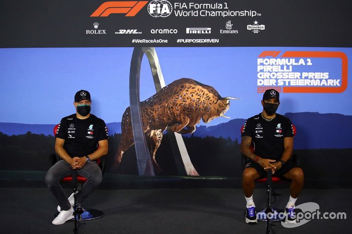 Valtteri Bottas, Mercedes-AMG Petronas F1 y Lewis Hamilton, Mercedes-AMG Petronas F1 en la conferencia de prensa