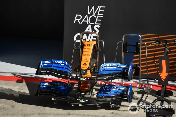Las aletas delanteras y la nariz de la carrocería fuera del garaje de McLaren