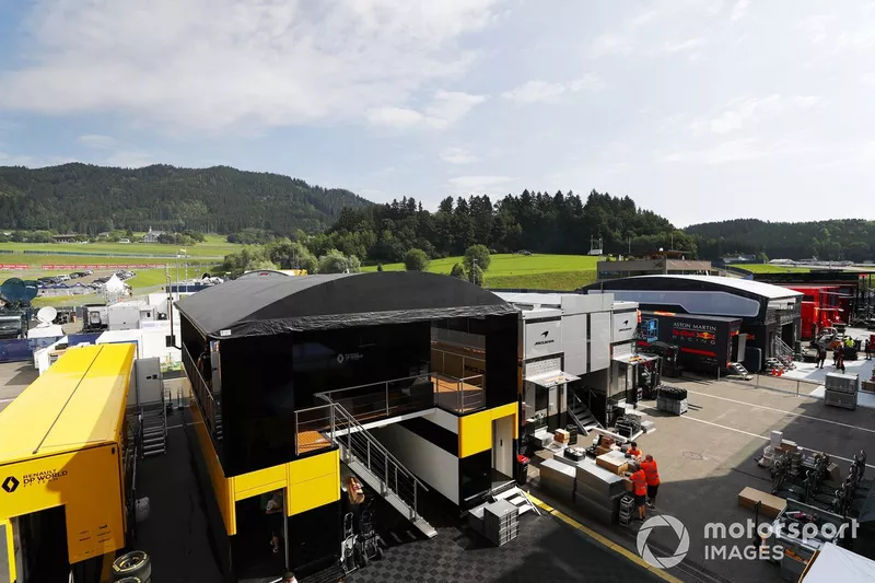 Preparativos en el paddock