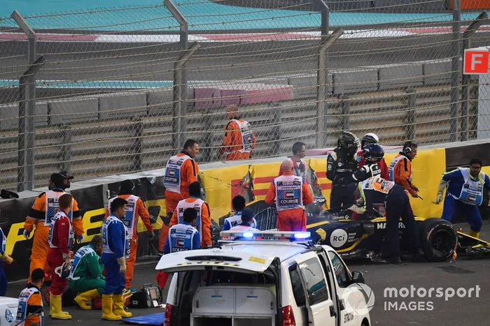 L'équipe médicale et les commissaires viennent en aident à Nico Hulkenberg, Renault Sport F1 Team R.S. 18 après son accident du premier tour