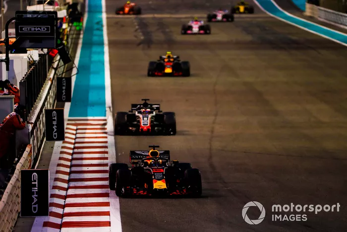 Daniel Ricciardo, Red Bull Racing RB14,  Romain Grosjean, Haas F1 Team VF-18, y Max Verstappen, Red Bull Racing RB14