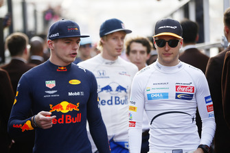 Max Verstappen, Red Bull Racing, et Stoffel Vandoorne, McLaren