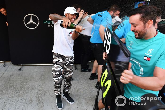 El ganador de la carrera Lewis Hamilton, Mercedes AMG F1 celebra con el champán y el equipo.