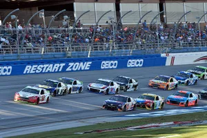 Ryan Blaney, Team Penske, Ford Fusion REV, Chase Elliott, Hendrick Motorsports, Chevrolet Camaro NAPA NIGHTVISION LAMPS, Denny Hamlin, Joe Gibbs Racing, Toyota Camry FedEx Ground