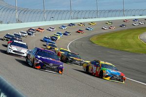 Kyle Busch, Joe Gibbs Racing, Toyota Camry M&M's and Denny Hamlin, Joe Gibbs Racing, Toyota Camry FedEx Express green flag start