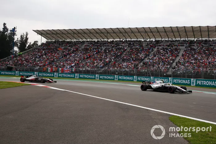 Sergey Sirotkin, Williams FW41 leads Romain Grosjean, Haas F1 Team VF-18 