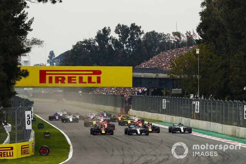 Lewis Hamilton, Mercedes AMG F1 W09 EQ Power+, Daniel Ricciardo, Red Bull Racing RB14, Max Verstappen, Red Bull Racing RB14, and Valtteri Bottas, Mercedes AMG F1 W09 EQ Power+, Sebastian Vettel, Ferrari SF71H, Kimi Raikkonen, Ferrari SF71H, Nico Hulkenberg, Renault Sport F1 Team R.S. 18, Carlos Sainz Jr., Renault Sport F1 Team R.S. 18, al inicio de la carrera