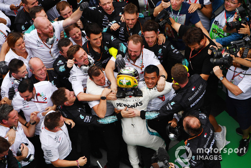 Lewis Hamilton, Mercedes AMG F1 fête sa victoire dans le Parc Fermé avec ses mécaniciens