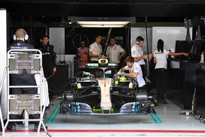 La voiture de Lewis Hamilton, Mercedes-AMG F1 W09 dans le garage 