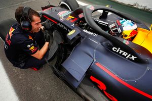 Daniel Ricciardo, Red Bull Racing, espera al final del pit lane