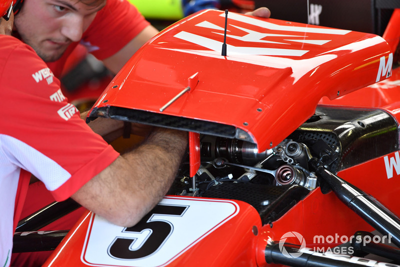 Механики Ferrari работают с передней подвеской Ferrari SF71H