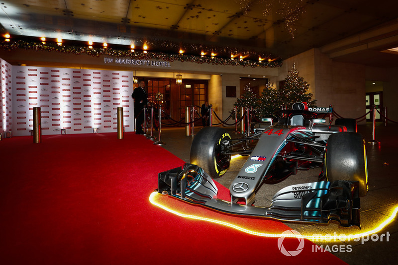 Una monoposto Mercedes di F1, sul tappeto rosso
