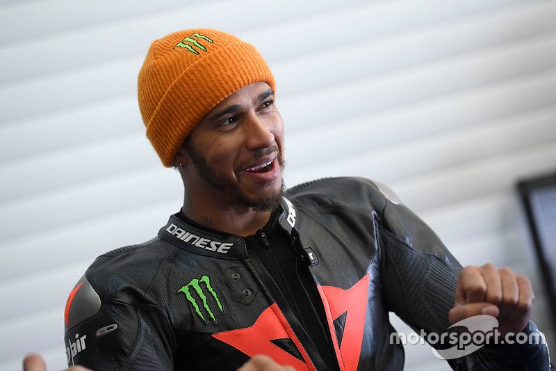 Lewis Hamilton prova la Yamaha Superbike