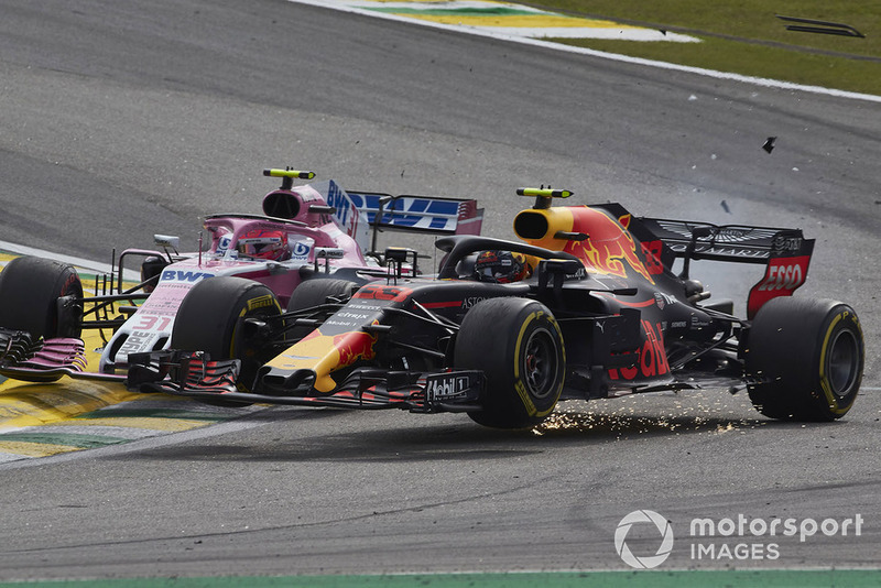 Max Verstappen, Red Bull Racing RB14, and Esteban Ocon, Racing Point Force India VJM11, make contact