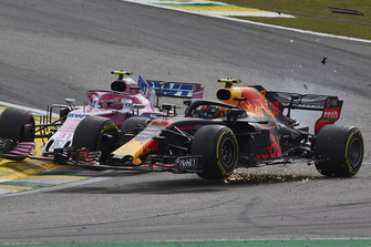 Max Verstappen, Red Bull Racing RB14, en Esteban Ocon, Racing Point Force India VJM11, maken contact