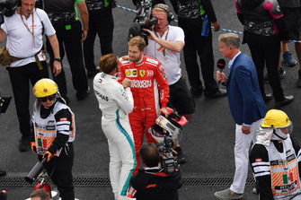Lewis Hamilton, Mercedes AMG F1 et Sebastian Vettel, Ferrari après l'arrivée