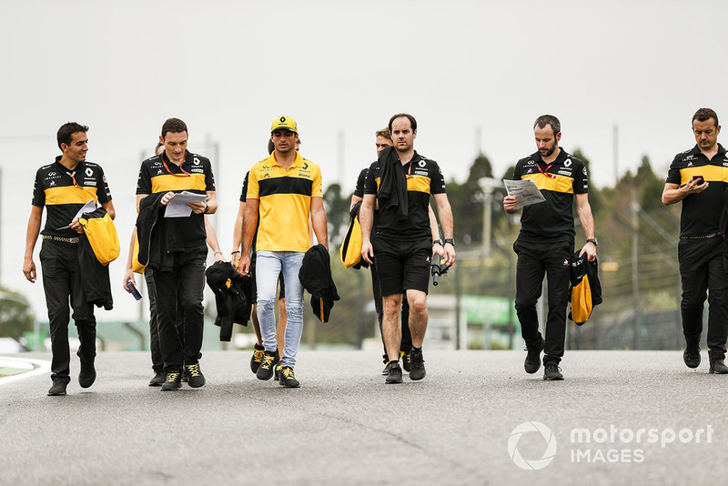 Carlos Sainz Jr., Renault Sport F1 Team, camina por el circuito