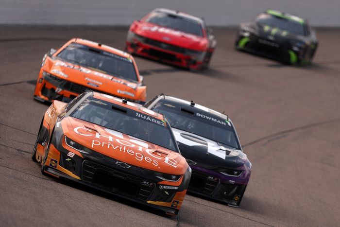 Daniel Suárez, Trackhouse Chevrolet, Alex Bowman, Hendrick Motorsports Chevrolet