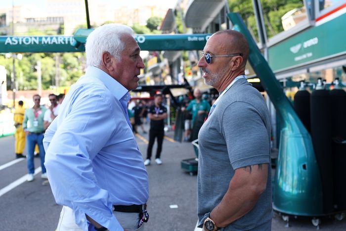 Lawrence Stroll, propietario del equipo Aston Martin F1, conversa con Robert Wilt, director general de Ma'aden.