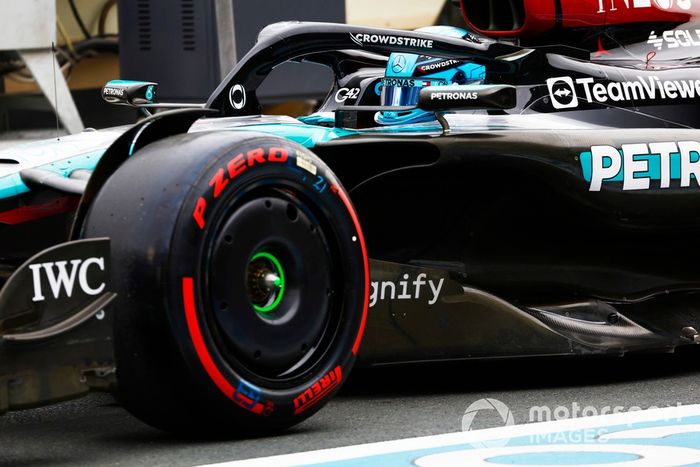 George Russell, Mercedes F1 W15, w alei serwisowej