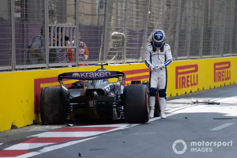 Franco Colapinto, Williams Racing, sale de su coche dañado tras un accidente en la FP1