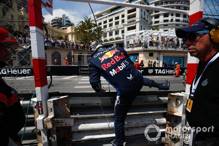 Sergio Pérez, Red Bull Racing, sube a la barrera tras su caída en la primera vuelta