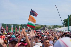 Los aficionados ven en escena a Kevin Magnussen, Haas F1 Team, Nico Hulkenberg, Haas F1 Team