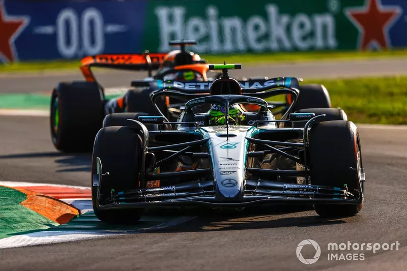 Sir Lewis Hamilton, Mercedes F1 W15, mène Oscar Piastri, McLaren MCL38