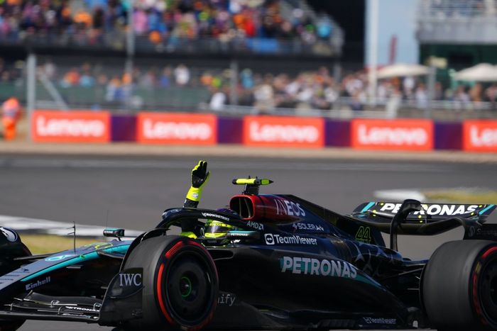 Lewis Hamilton, Mercedes F1 W15, 1ª posición, saluda a los aficionados de camino al Parc Ferme