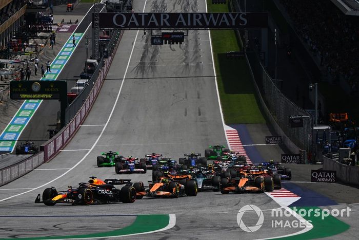 Max Verstappen, Red Bull Racing RB20, Lando Norris, McLaren MCL38, Oscar Piastri, McLaren MCL38, o resto do pelotão no início do Sprint