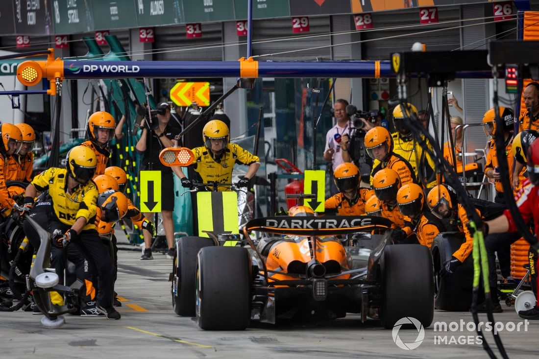 Oscar Piastri, McLaren MCL38, faz uma paragem nas boxes