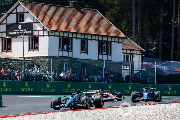 Fernando Alonso, Aston Martin AMR24, Alex Albon, Williams FW46, Esteban Ocon, Alpine A524