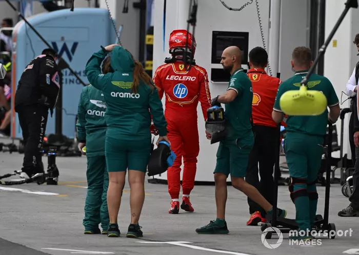Charles Leclerc, Scuderia Ferrari, camina por el pit lane 