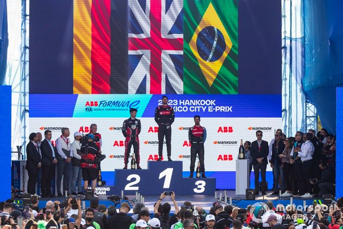 Podio: Pascal Wehrlein, Porsche, 2ª posición, Jake Dennis, Andretti Autosport, 1ª posición, Lucas di Grassi, Mahindra Racing, 3ª posición