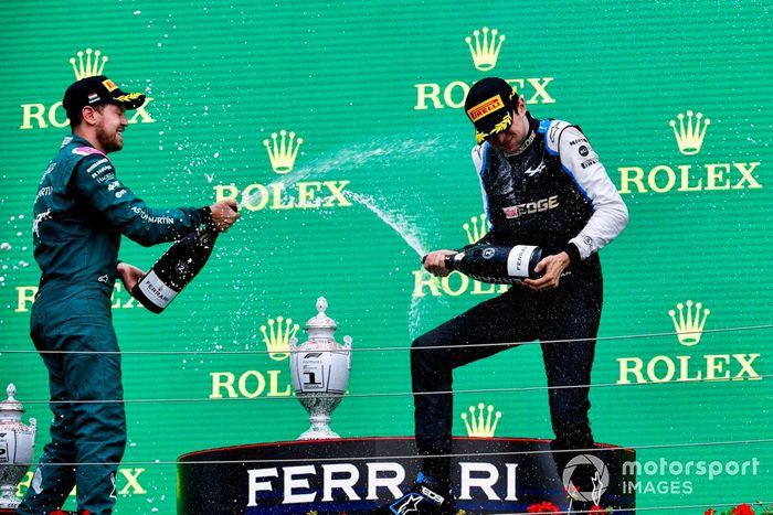 Podio: segundo lugar Sebastian Vettel, Aston Martin y el ganador Esteban Ocon, Alpine F1