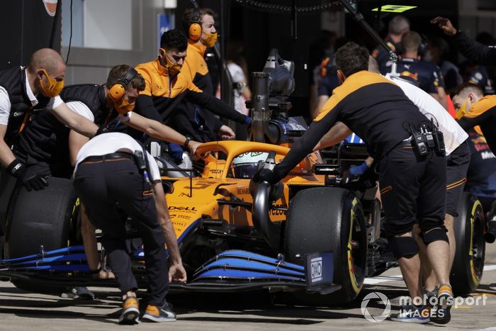 Daniel Ricciardo, McLaren MCL35M, en el pit lane