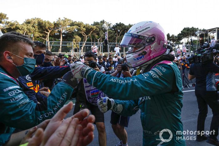 Sebastian Vettel, Aston Martin, 2ª posición, celebra con su equipo su llegada al Parc Ferme