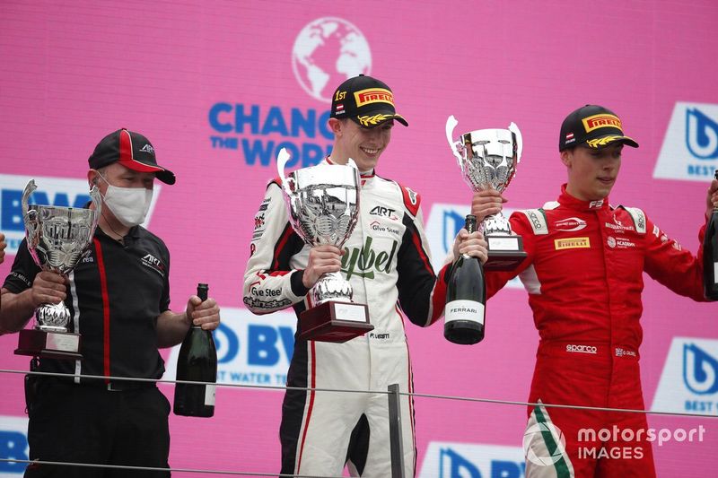 Frederik Vesti, ART Grand Prix, Olli Caldwell, Prema Racing con un miembro de ART GP