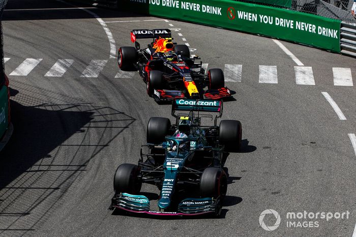 Sebastian Vettel, Aston Martin AMR21  , Sergio Pérez, Red Bull Racing RB16B  