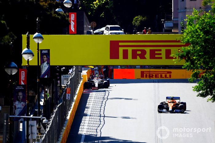 Lando Norris, McLaren MCL35M, pasa el coche accidentado de Antonio Giovinazzi, Alfa Romeo Racing C41