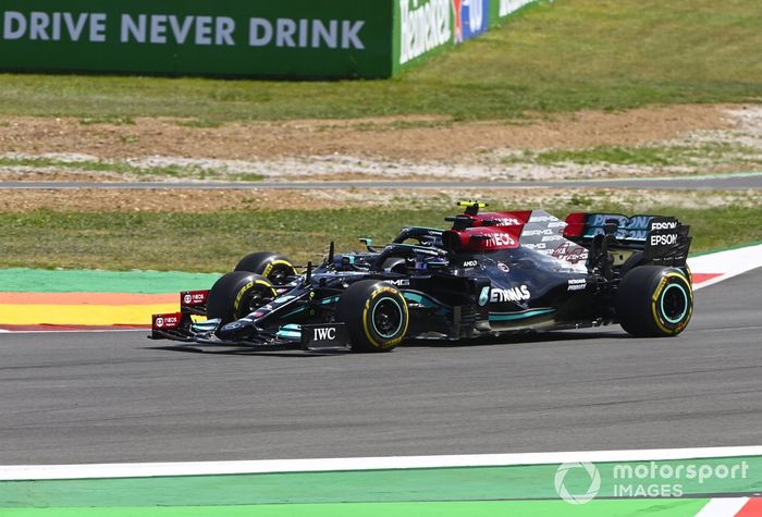 Lewis Hamilton, Mercedes W12, pasa a Valtteri Bottas, Mercedes W12