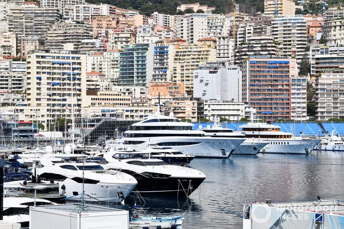 Yates en el puerto de Montecarlo