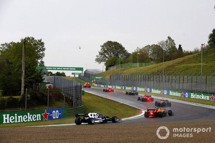 El Safety Car lidera a Max Verstappen, Red Bull Racing RB16B, Lewis Hamilton, Mercedes W12, Charles Leclerc, Ferrari SF21, Sergio Pérez, Red Bull Racing RB16B, Daniel Ricciardo, McLaren MCL35M, Pierre Gasly, AlphaTauri AT02