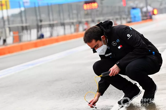 Un ingeniero de Mercedes Benz EQ