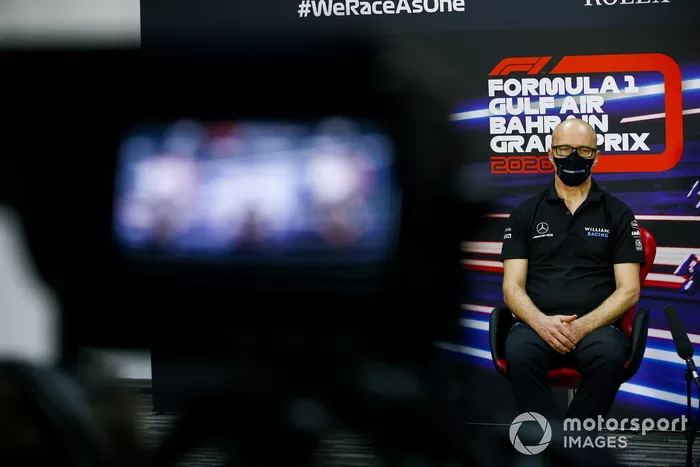 Simon Roberts, director del equipo en funciones, Williams Racing en la conferencia de prensa 