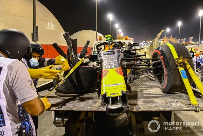 El monoplaza dañado de Alexander Albon, Red Bull Racing RB16